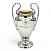 Officially licensed UEFA Champions League Trophy Replica, 150mm, silberfarben, mit Henkeln und goldfarbenem Innenraum.