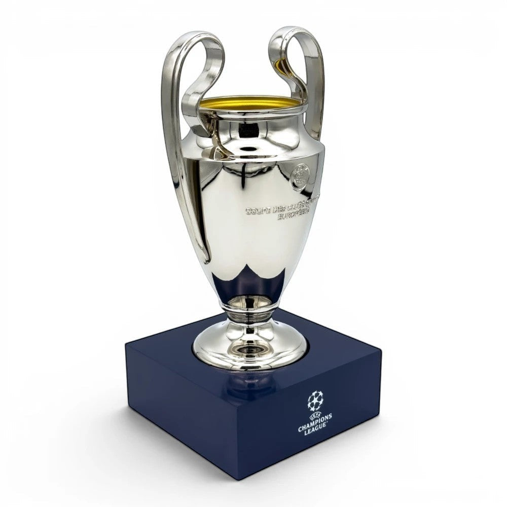 Hochwertige UEFA Champions League Pokal-Replik aus Zamak auf blauem Acryl-Sockel mit UCL-Logo, 150 mm