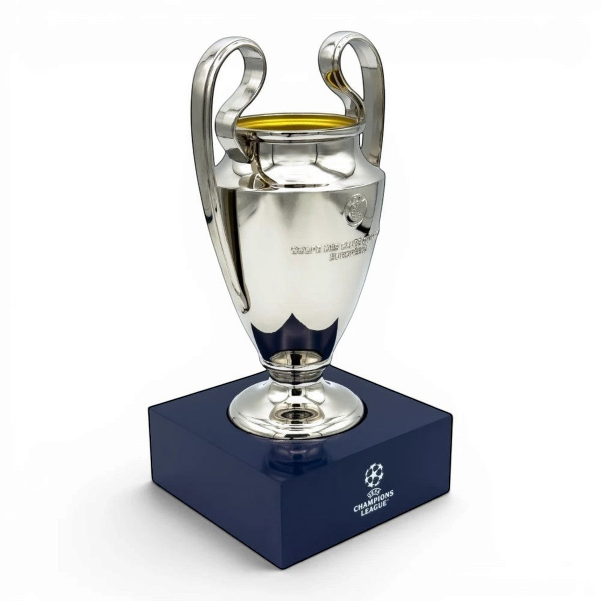 Hochwertige UEFA Champions League Pokal-Replik aus Zamak auf blauem Acryl-Sockel mit UCL-Logo, 150 mm