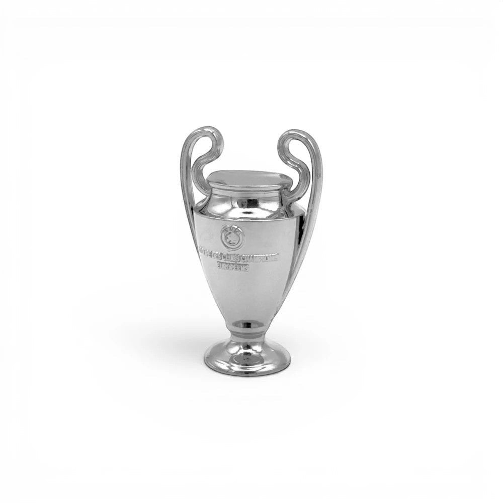 Offiziell lizenzierte UEFA Champions League Pokal-Nachbildung aus Zamak, 45mm, silberfarben, detailgetreu.