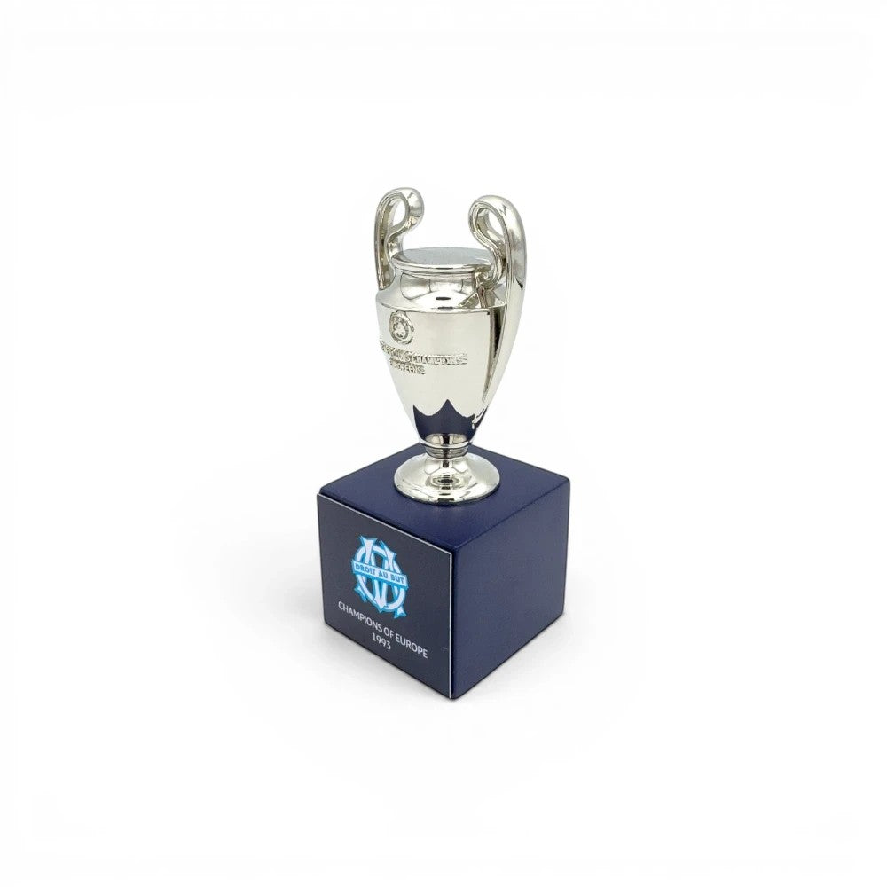 UEFA Champions League Pokal-Replika auf blauem OM-Holzsockel zur Erinnerung an den Sieg 1993