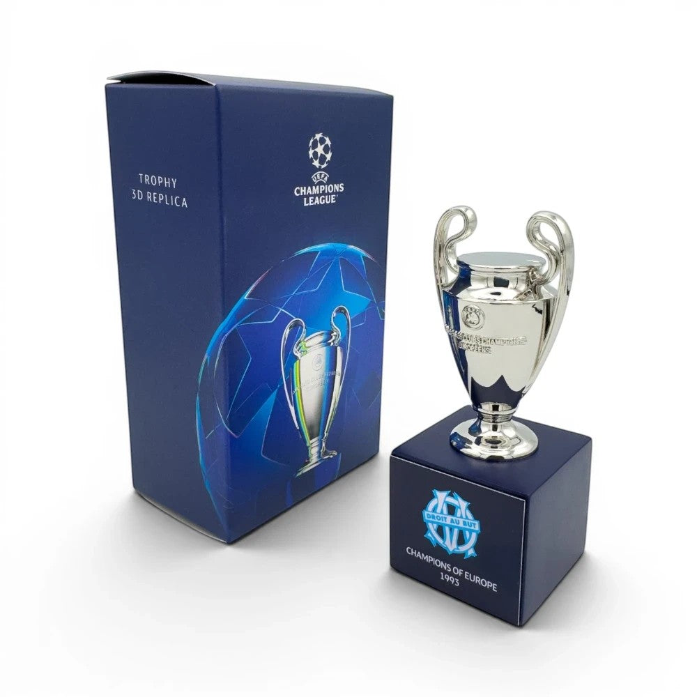 UEFA Champions League Pokal-Replika aus Zamak auf einem blauen Holzsockel mit OM-Logo und 1993-Schriftzug.