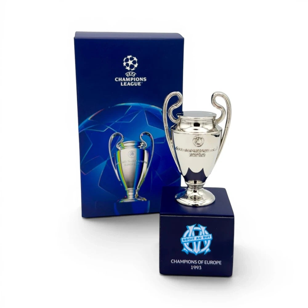 UEFA Champions League Pokal-Replika aus Zamak auf einem OM-Holzsockel zur Erinnerung an den Sieg von 1993.