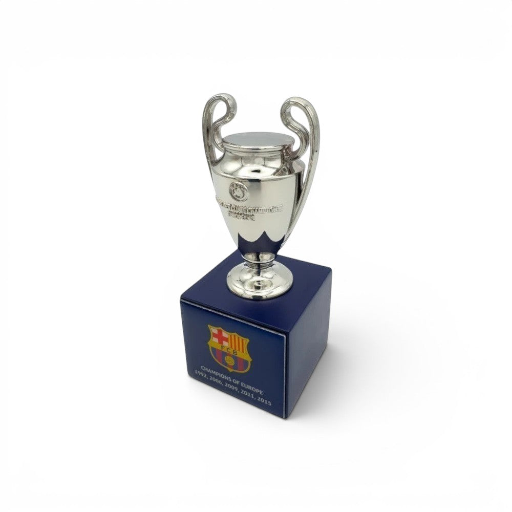 UEFA Champions League Pokal-Replik auf Holzsockel mit FC Barcelona-Logo und Titeln, Zamak und Holz