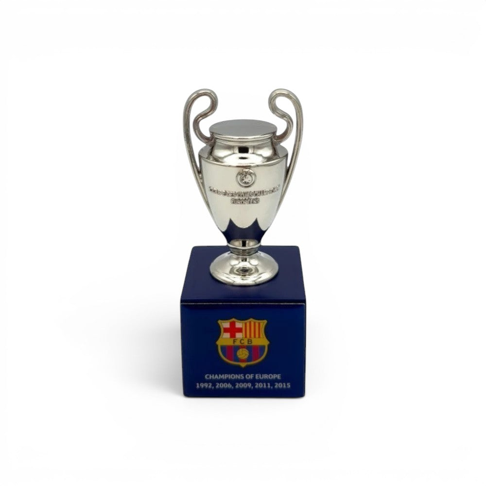 UEFA Champions League Trophäen-Replik aus Zamak auf blauem Holzsockel mit FC Barcelona Logo und Titeln.