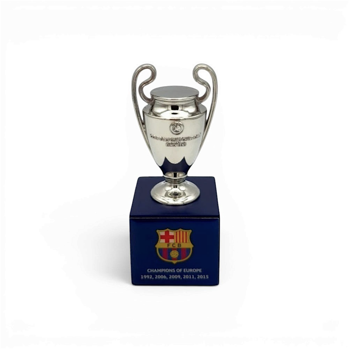 UEFA Champions League Trophäen-Replik aus Zamak auf blauem Holzsockel mit FC Barcelona Logo und Titeln.