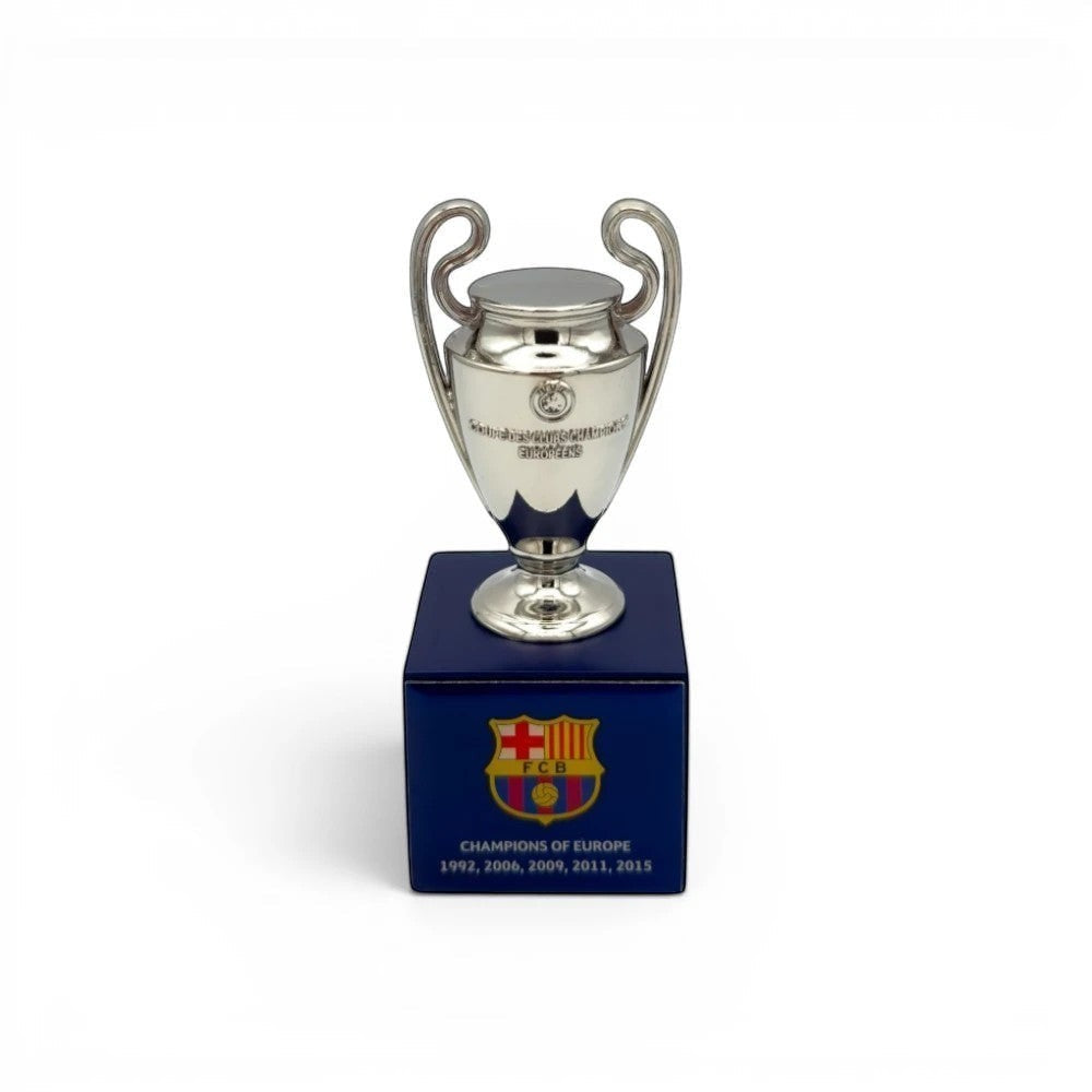 UEFA Champions League Trophäen-Replik aus Zamak auf blauem Holzsockel mit FC Barcelona Logo und Titeln.