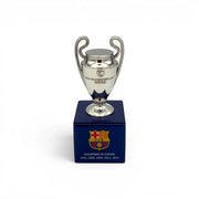 UEFA Champions League Trophäen-Replik aus Zamak auf blauem Holzsockel mit FC Barcelona Logo und Titeln.