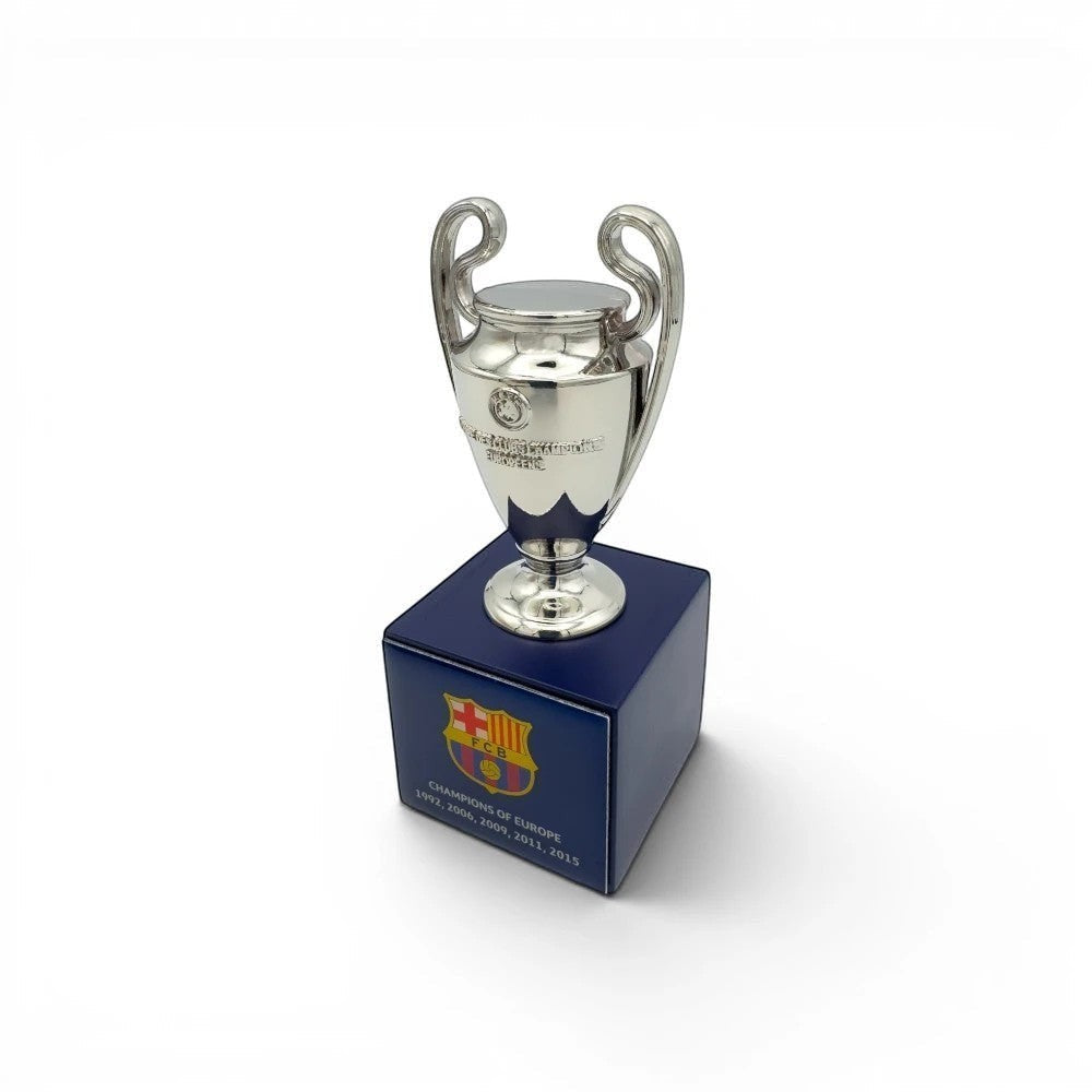 UEFA Champions League Pokal-Replik auf Holzsockel mit FC Barcelona-Logo und Titeln, Zamak und Holz