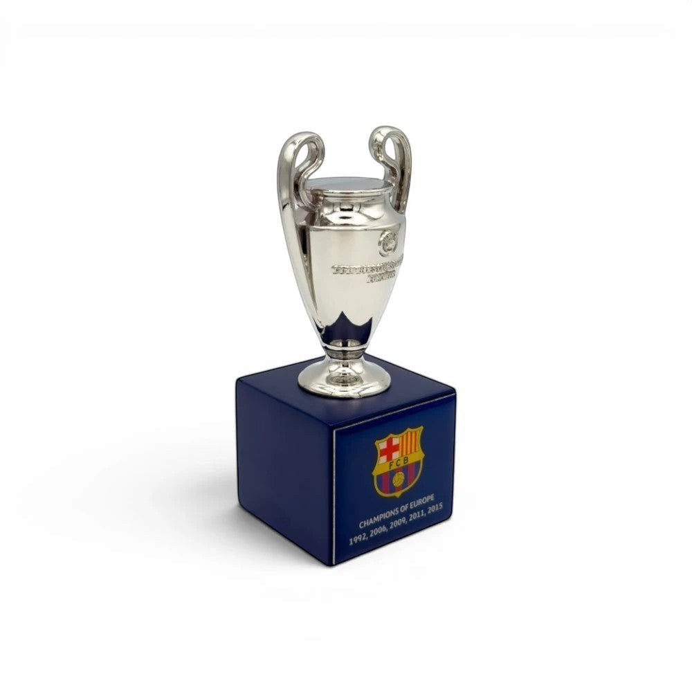 UEFA Champions League Trophäen-Replik aus Zamak auf blauem Holzsockel mit FC Barcelona Logo und Titeln.