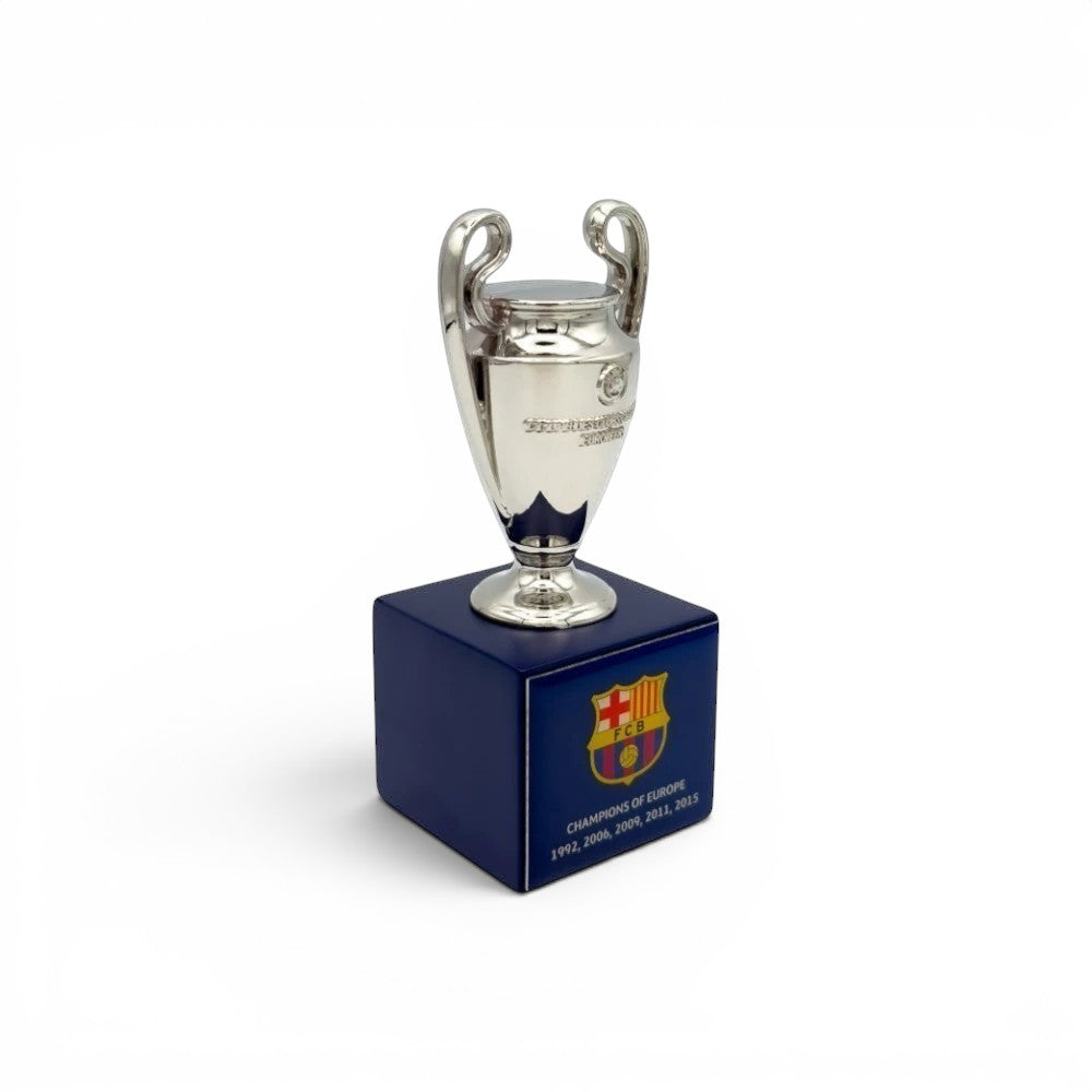 UEFA Champions League Trophäen-Replik aus Zamak auf blauem Holzsockel mit FC Barcelona Logo und Titeln.