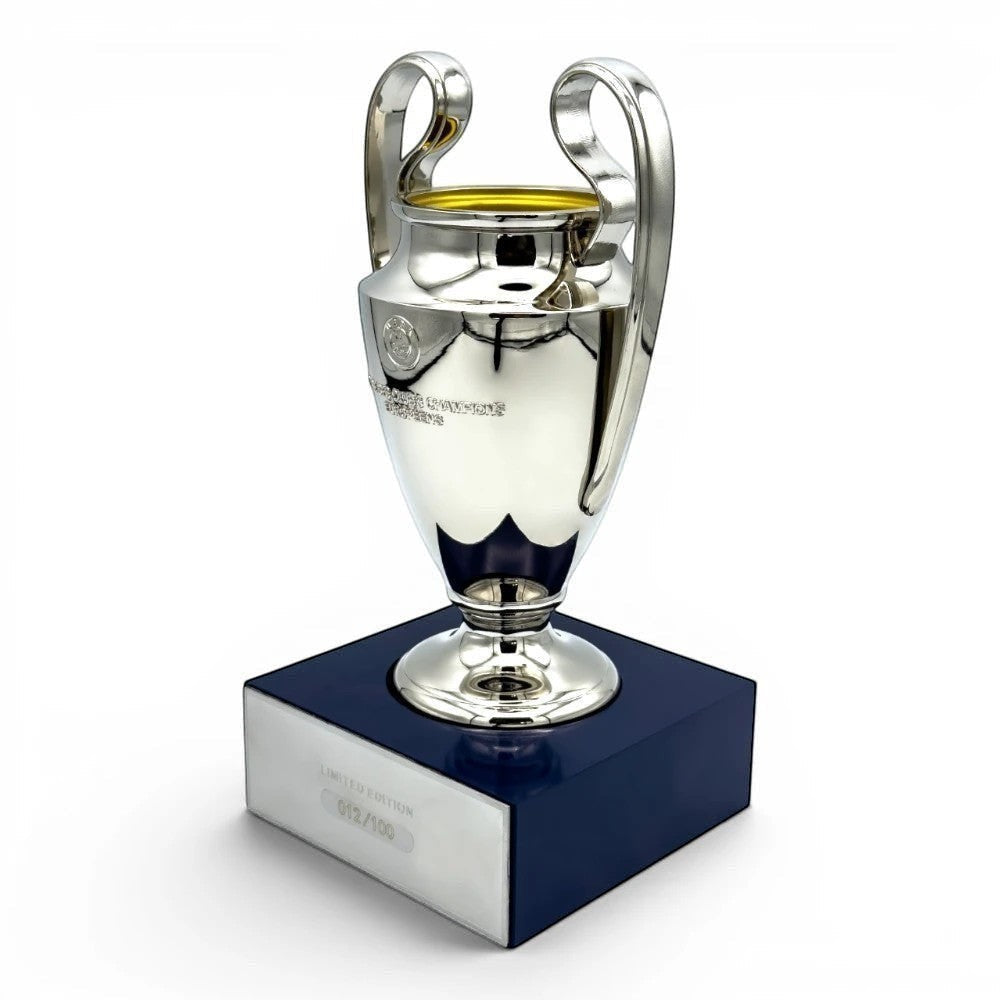 UEFA Champions League Pokal-Replik, 150 mm, Zamak, auf blauem Acrylsockel mit Gravur, limitierte Auflage.