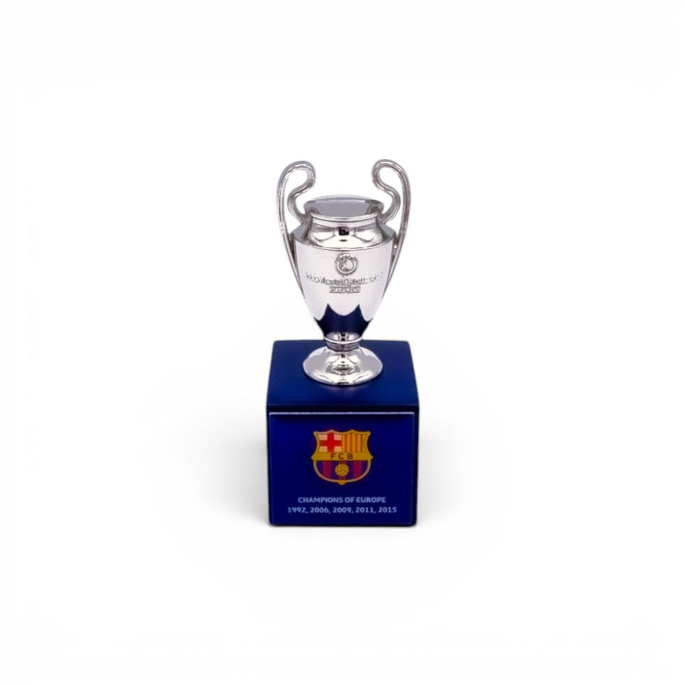 UEFA Champions League Trophäen-Nachbildung (45mm) aus Zamak auf blauem FC Barcelona Holzsockel.