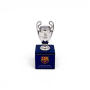 UEFA Champions League Trophäen-Nachbildung (45mm) aus Zamak auf blauem FC Barcelona Holzsockel.
