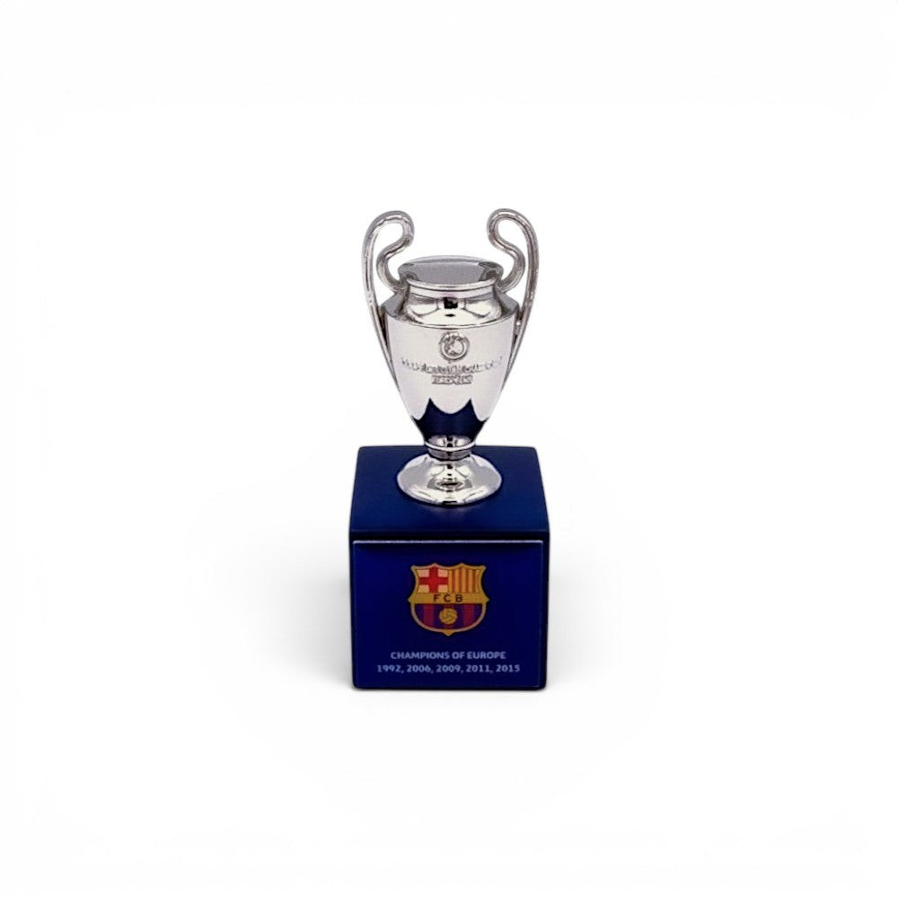 UEFA Champions League Trophäen-Nachbildung (45mm) aus Zamak auf blauem FC Barcelona Holzsockel.