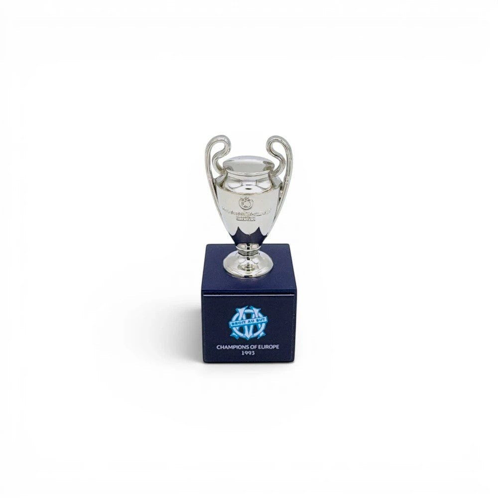 UEFA Champions League Trophäen-Nachbildung aus Zamak auf einem blauen Holzsockel mit Olympique Marseille Logo.