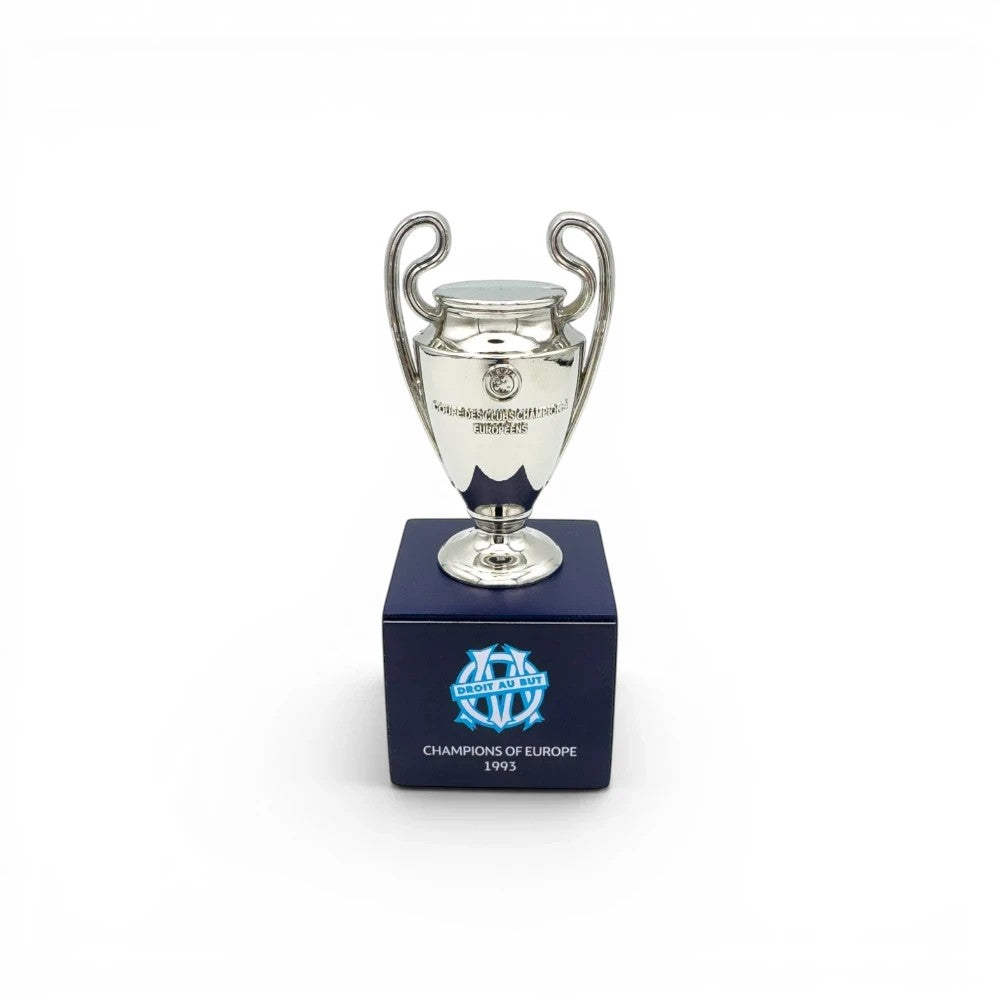 UEFA Champions League Trophäen-Nachbildung aus Zamak auf blauem Holzsockel mit OM-Logo und 1993-Gravur