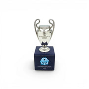 UEFA Champions League Trophäen-Nachbildung aus Zamak auf blauem Holzsockel mit OM-Logo und 1993-Gravur