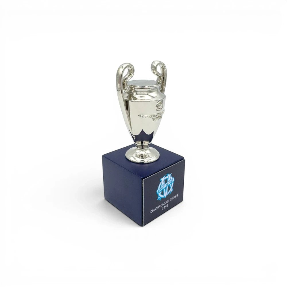 UEFA Champions League Trophäen-Nachbildung aus Zamak auf einem blauen OM-Holzsockel mit 1993-Gravur.