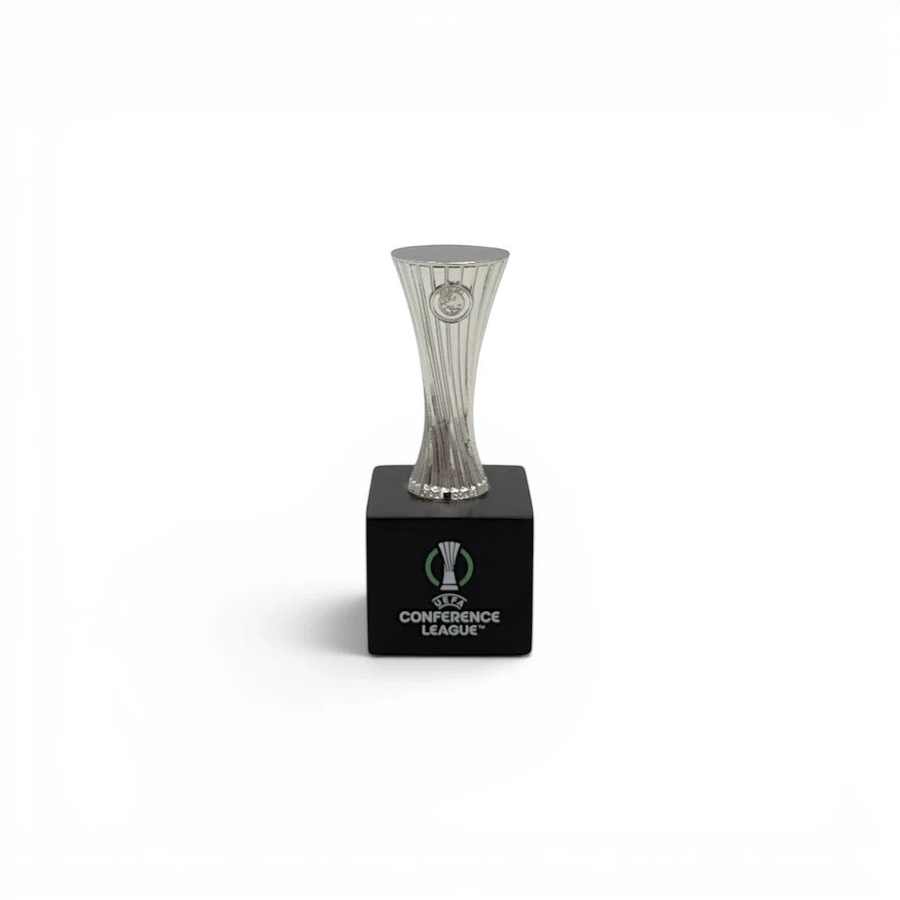 UEFA Europa Conference League Trophäen-Nachbildung aus Zamak auf einem schwarzen Holzsockel (4,5 cm)