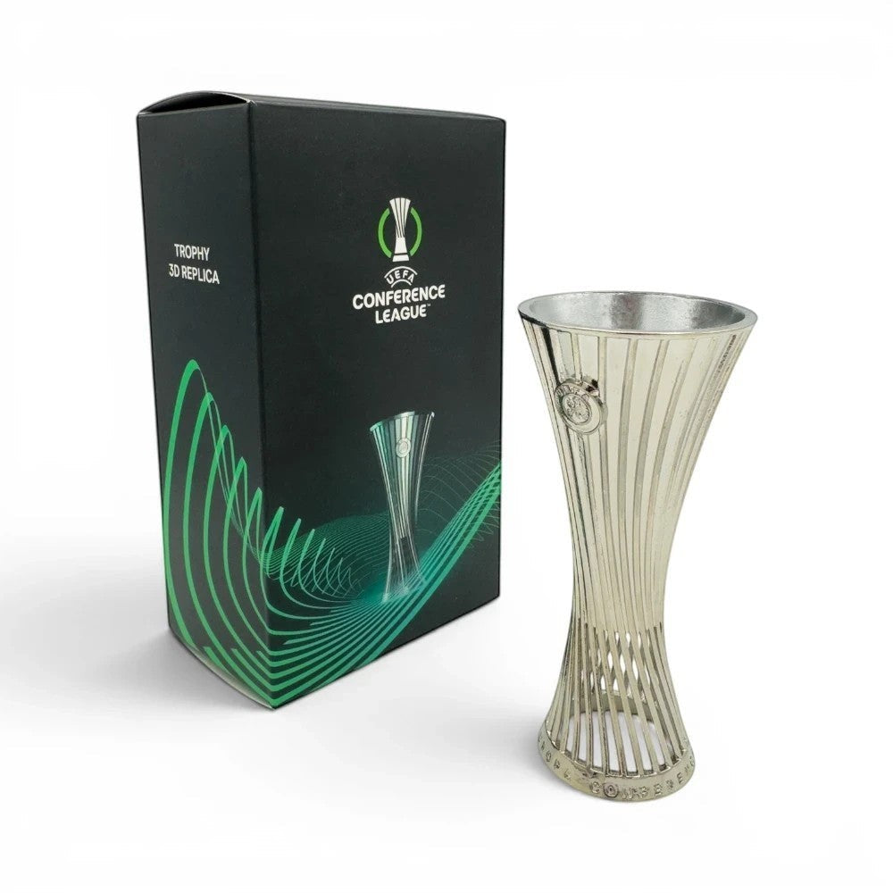 UEFA Conference League Trophäen-Replika aus Zamak, 100 mm groß, neben der offiziellen schwarzen Geschenkbox.