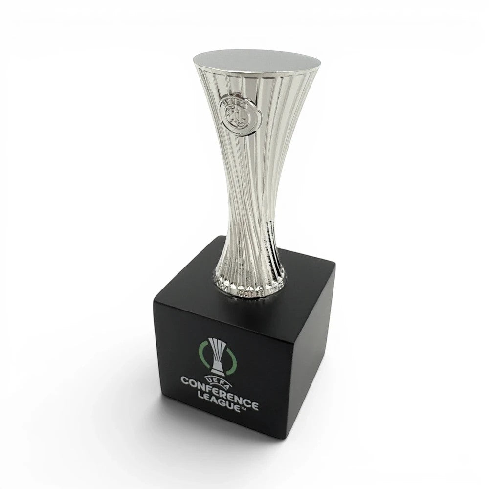 UEFA-Conference-League-Trophäen-Nachbildung aus Zamak auf einem schwarzen Holzsockel für Fußballfans von Am Ball