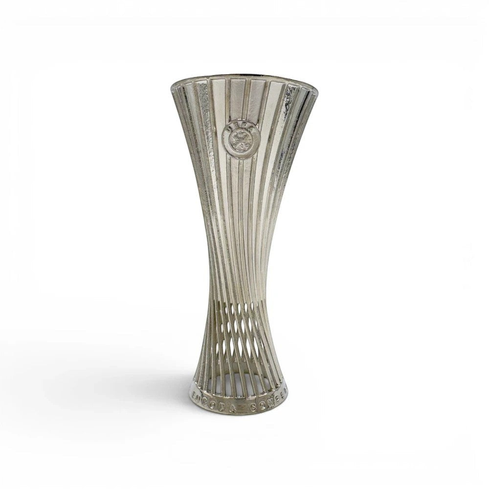 UEFA Europa Conference League Trophäen-Nachbildung aus Zamak, 100 mm hoch, silberfarbenes Design.