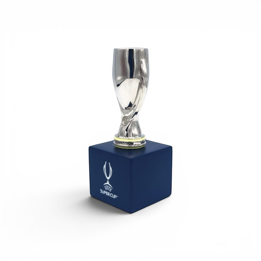 70mm UEFA Super Cup Trophäen-Nachbildung aus Zamak auf einem blauen Holzsockel für Fußballfans.