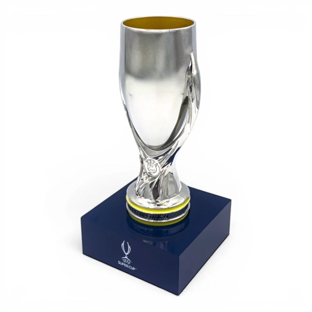 UEFA Super Cup Trophäen-Replik aus Zamak auf einem eleganten blauen Acrylsockel, 150 mm groß.