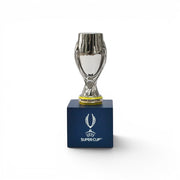 70mm UEFA Super Cup Trophäen-Nachbildung aus Zamak auf einem blauen Holzsockel mit offiziellem Logo