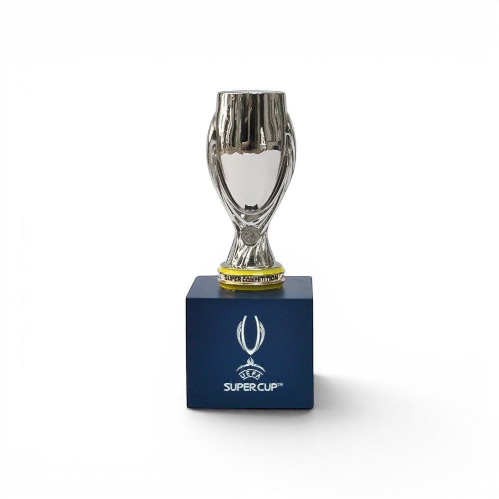 70mm UEFA Super Cup Trophäen-Nachbildung aus Zamak auf einem blauen Holzsockel mit offiziellem Logo