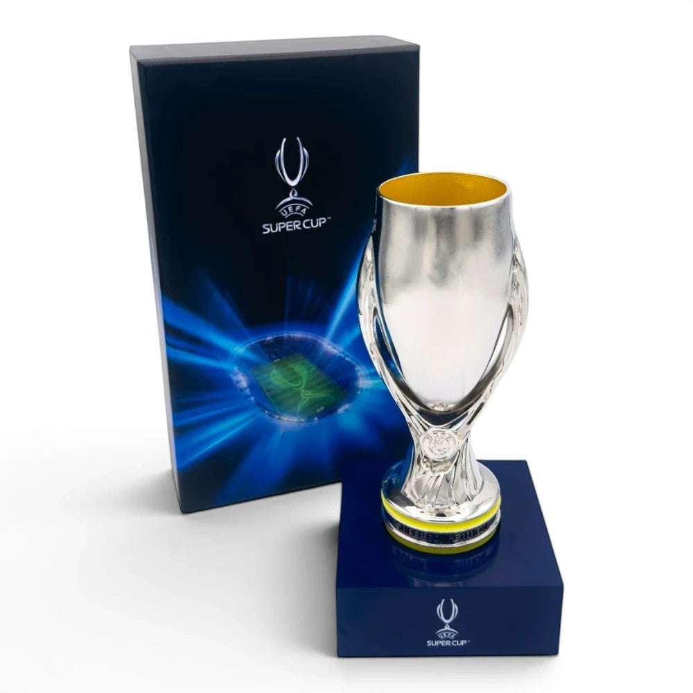 UEFA Super Cup Trophäen-Nachbildung aus Zamak auf einem blauen Acrylsockel mit offizieller Geschenkbox
