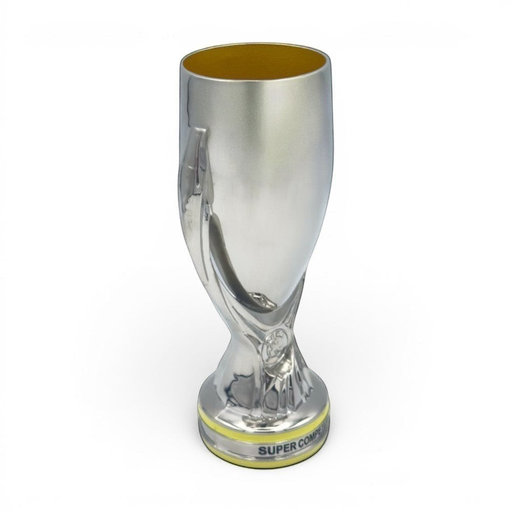 UEFA Super Cup Trophäen-Nachbildung aus Zamak, 150 mm hoch, silberfarben mit goldenem Innenbereich.