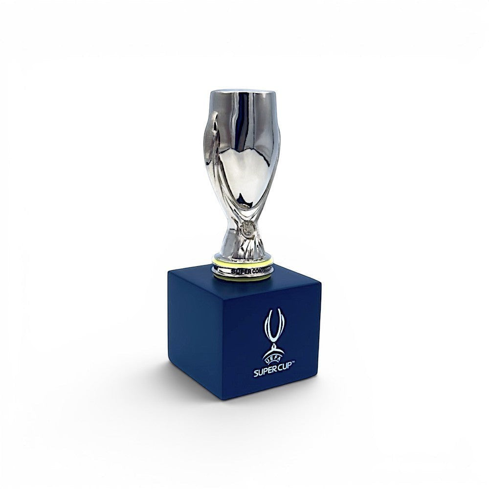 UEFA Super Cup Trophäen-Nachbildung aus Zamak auf blauem Holzsockel, 70mm groß für Fußballfans.