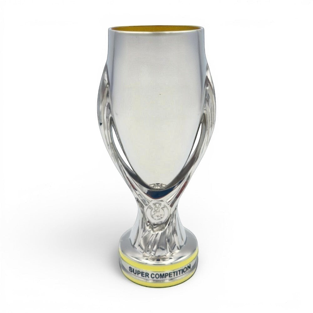 UEFA Super Cup Trophäen-Nachbildung aus Zamak, 150mm hoch, silberfarben mit gelbem Sockel-Detail.