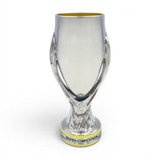 UEFA Super Cup Trophäen-Nachbildung aus Zamak, 150mm hoch, silberfarben mit gelbem Sockel-Detail.