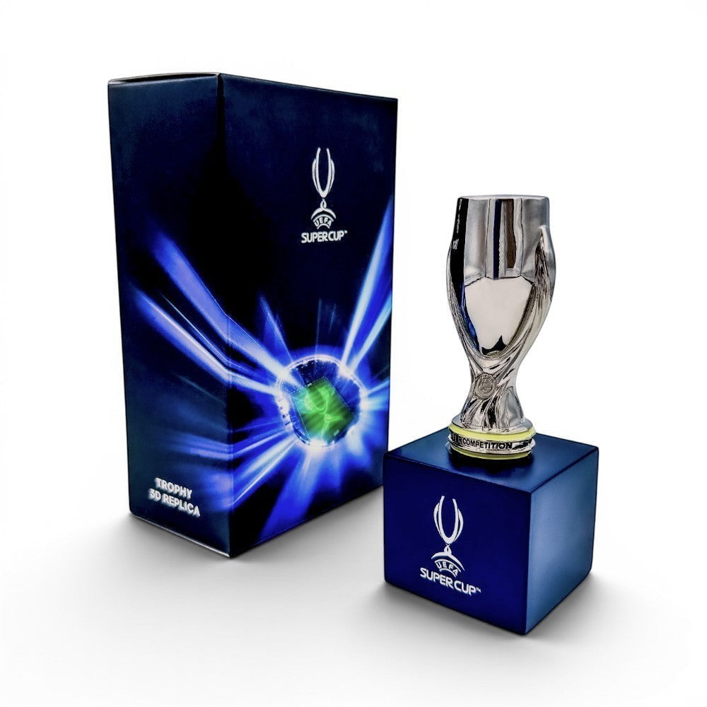 UEFA Super Cup Trophäen-Nachbildung (70mm) aus Zamak auf einem blauen Holzsockel mit offizieller Box.