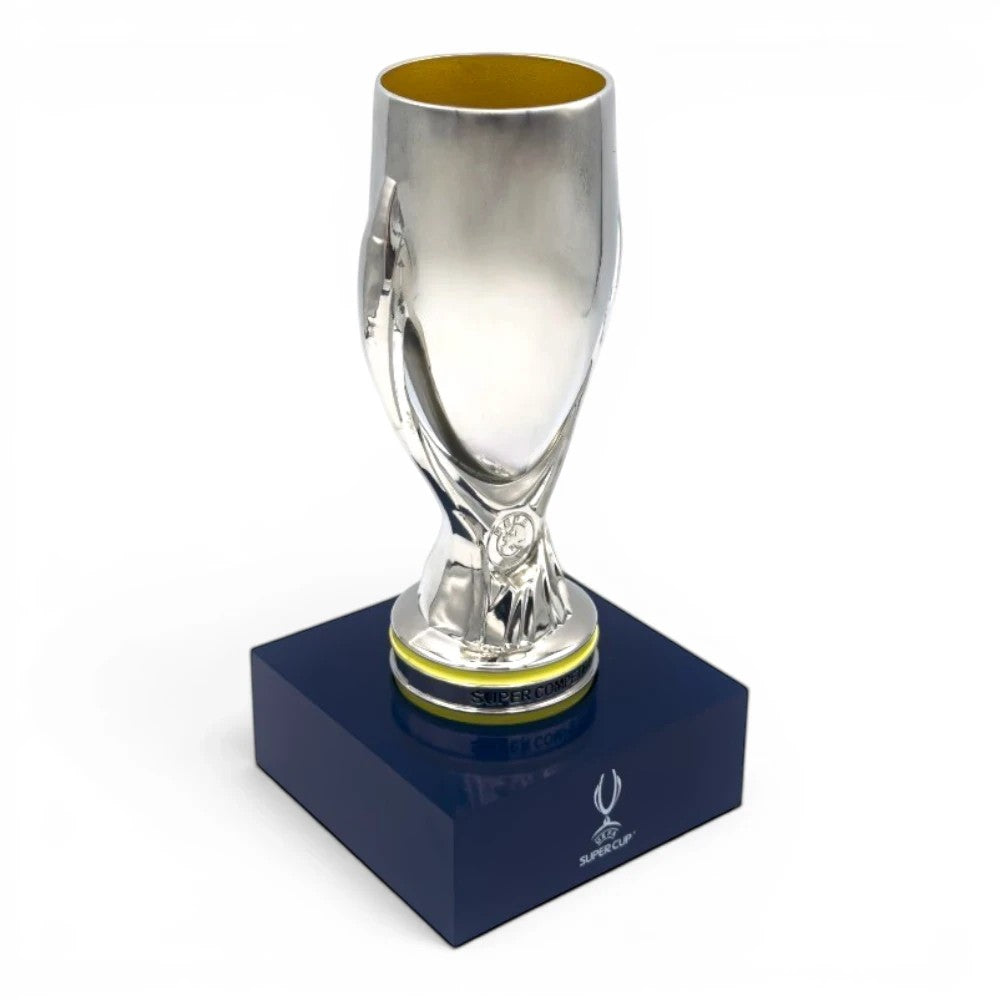 UEFA Super Cup Trophäen-Nachbildung aus Zamak auf einem eleganten blauen Acrylsockel