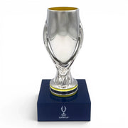 UEFA Super Cup Trophäen-Nachbildung aus Zamak auf einem eleganten blauen Acrylsockel