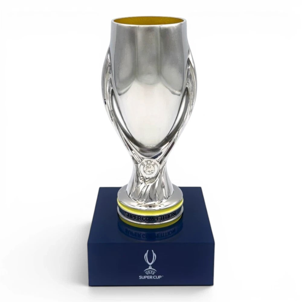 UEFA Super Cup Trophäen-Nachbildung aus Zamak auf einem eleganten blauen Acrylsockel