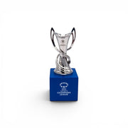 UEFA Women's Champions League Trophäen-Replika, 70 mm hoch auf blauem Sockel mit offiziellem Logo.