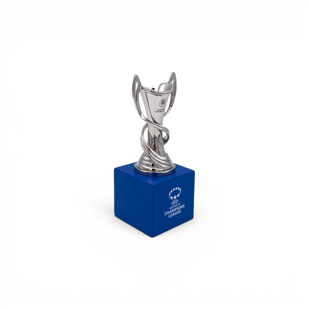 UEFA Women’s Champions League Trophäen-Replika, 70 mm hoch auf blauem Holzsockel mit Logo.