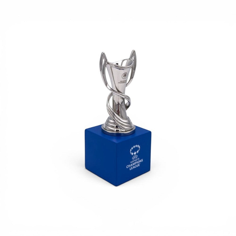UEFA Women’s Champions League Trophäen-Replika, 70 mm hoch auf blauem Holzsockel mit Logo.