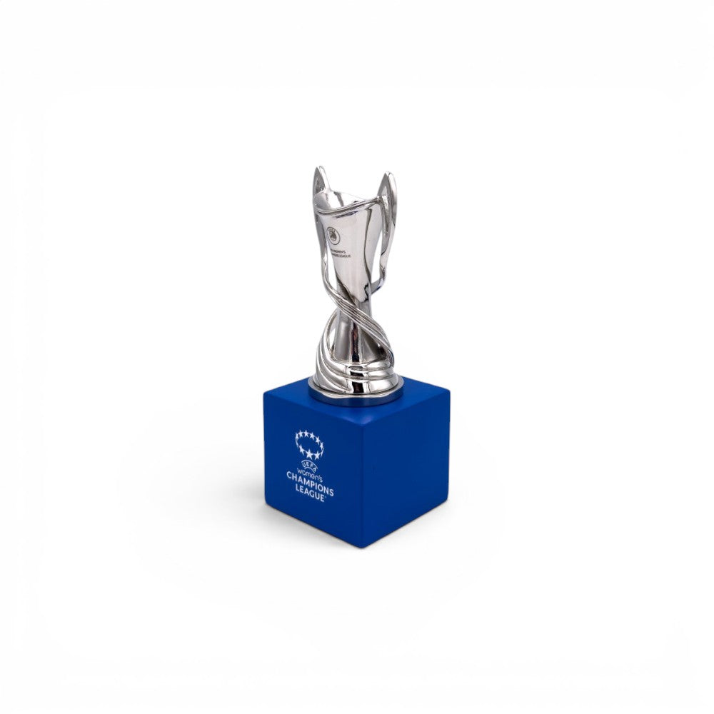 UEFA Women's Champions League Trophäen-Replika, 70 mm hoch, auf blauem Holzsockel vor schwarzem Hintergrund.
