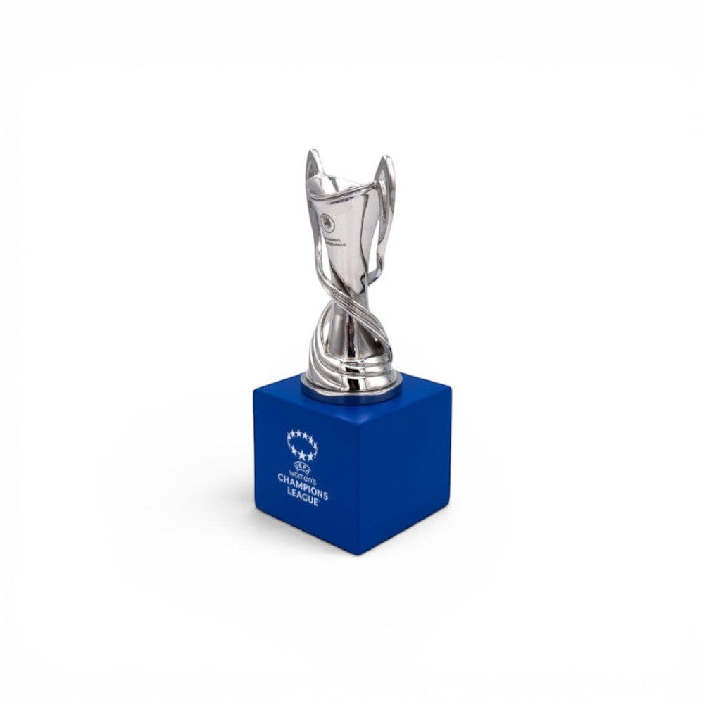 UEFA Women's Champions League Trophäen-Replika, 70 mm hoch, auf blauem Holzsockel vor schwarzem Hintergrund.